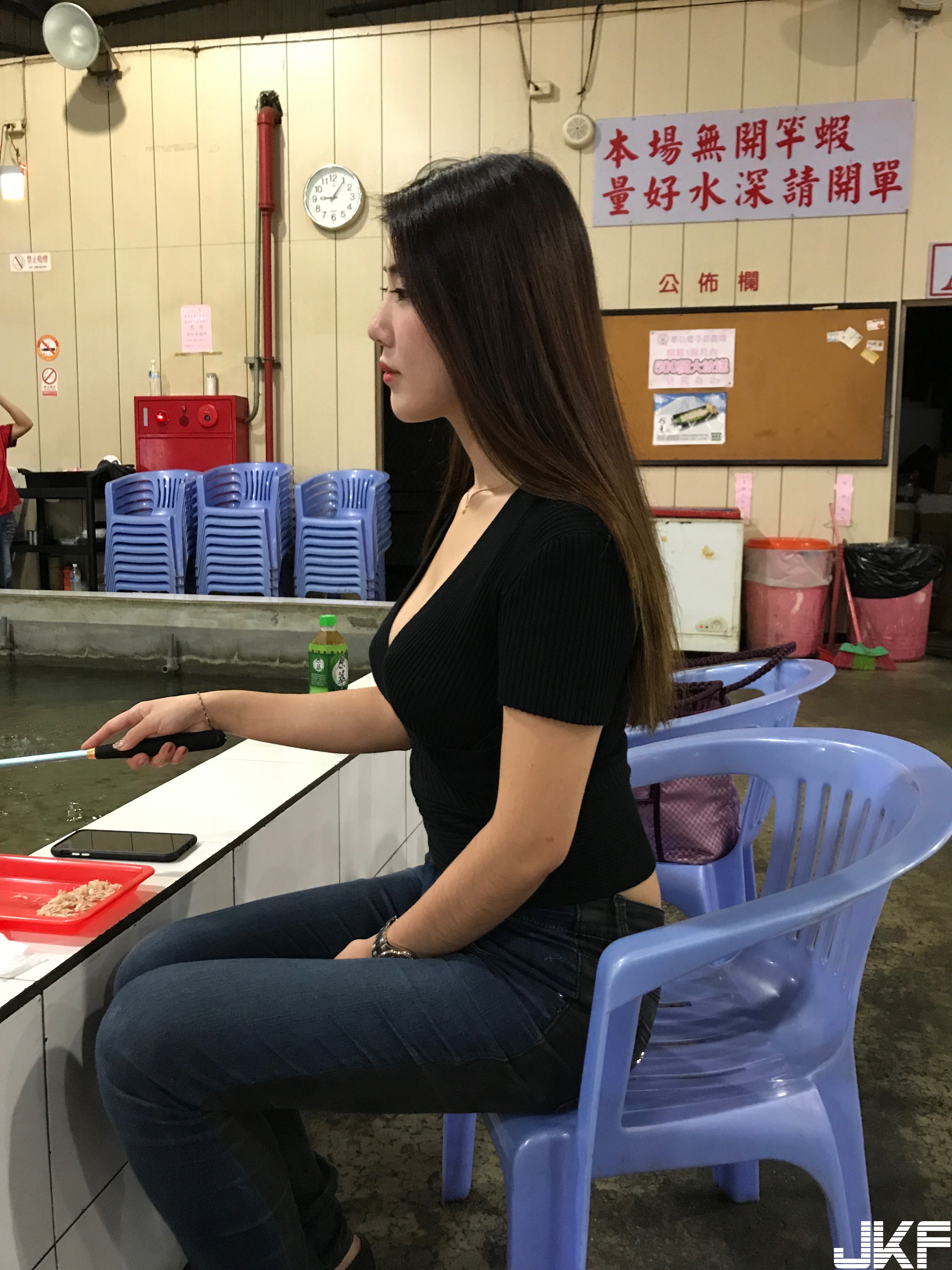 Line傳瘋！桃園釣蝦場「超胸大奶妹」F奶太兇猛！超邪惡「釣蝦畫面」男客人快受不了…