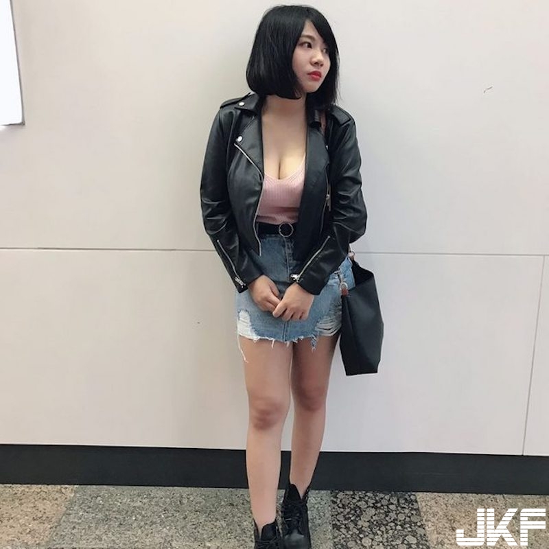 太猛啦！短髮「爆乳正妹」好兇！乳量滿滿看起來「制服都要爆了」！
