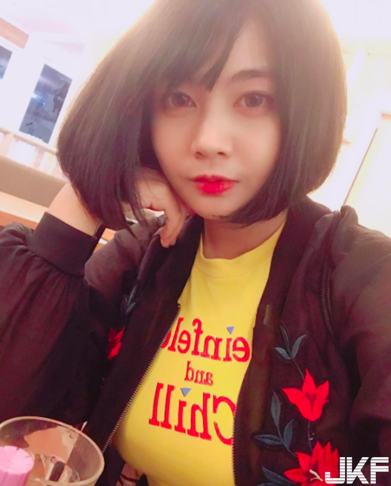 太猛啦！短髮「爆乳正妹」好兇！乳量滿滿看起來「制服都要爆了」！