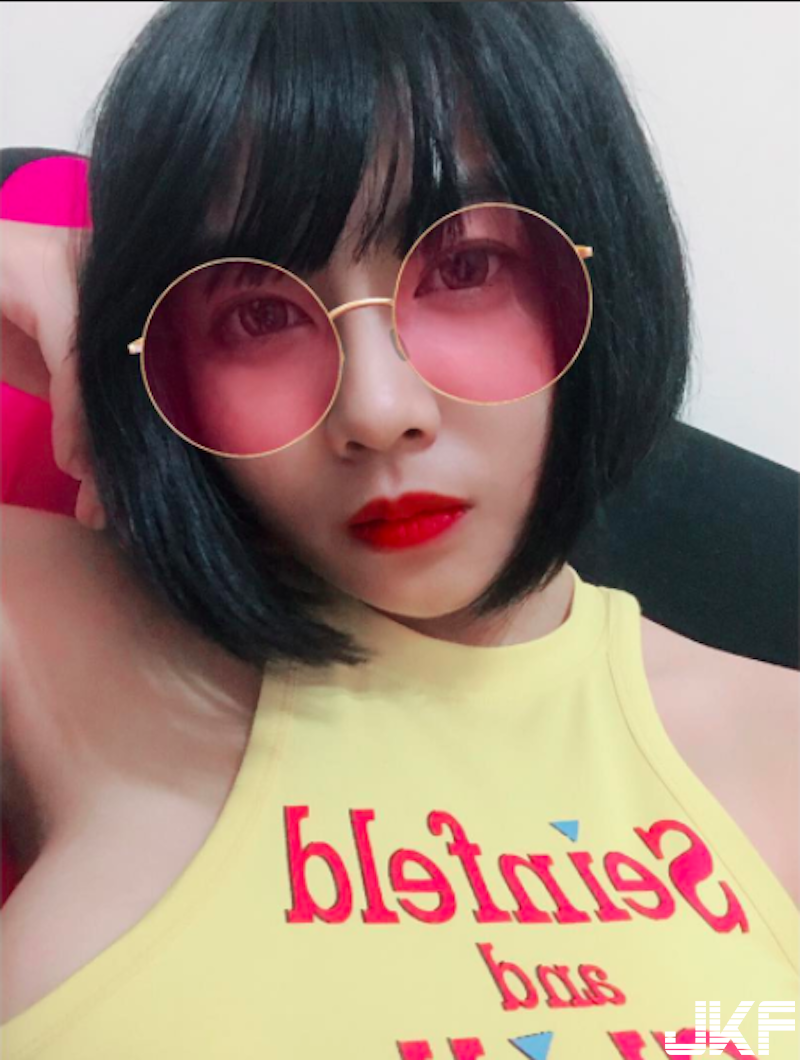 太猛啦！短髮「爆乳正妹」好兇！乳量滿滿看起來「制服都要爆了」！