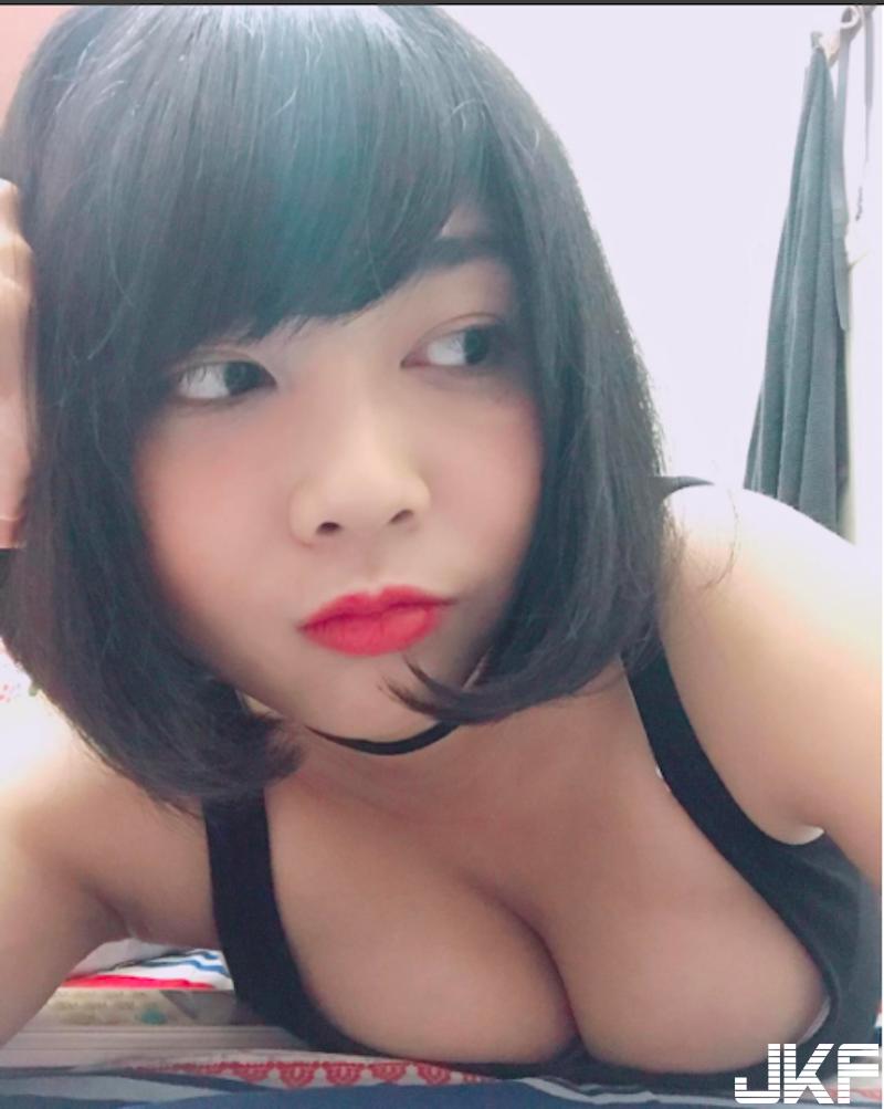 太猛啦！短髮「爆乳正妹」好兇！乳量滿滿看起來「制服都要爆了」！