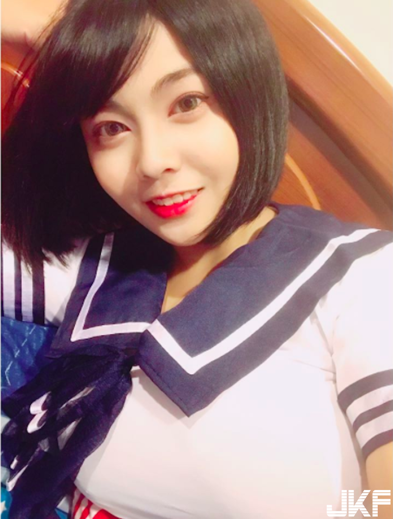 太猛啦！短髮「爆乳正妹」好兇！乳量滿滿看起來「制服都要爆了」！