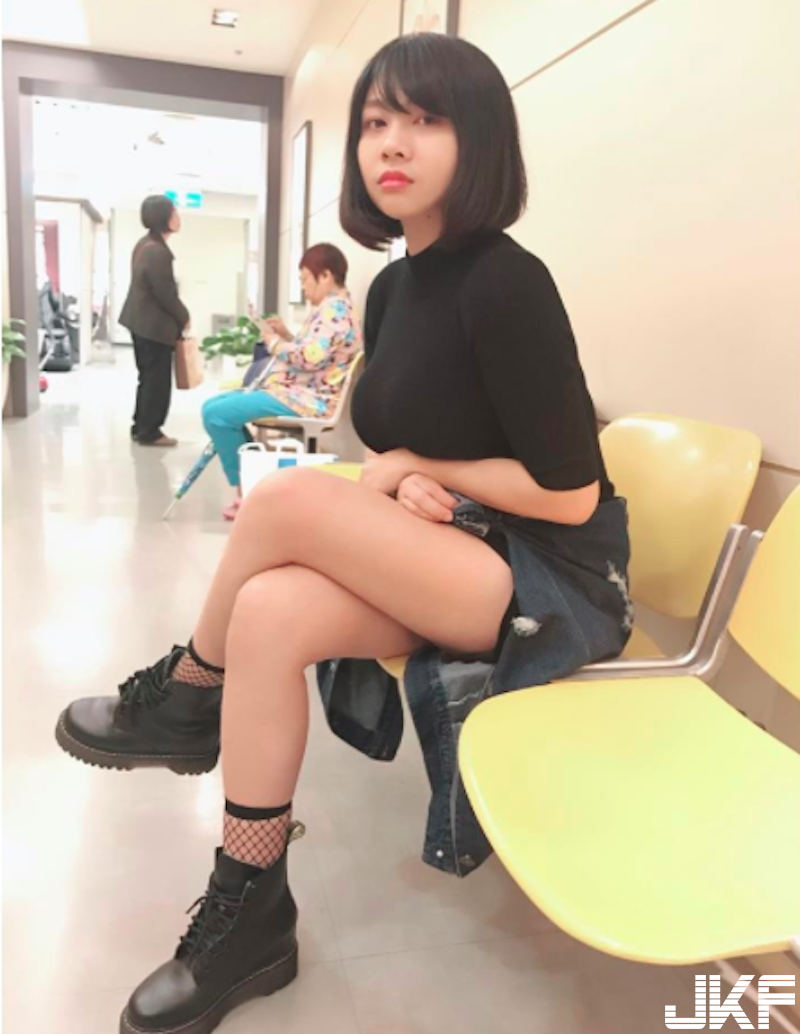 太猛啦！短髮「爆乳正妹」好兇！乳量滿滿看起來「制服都要爆了」！
