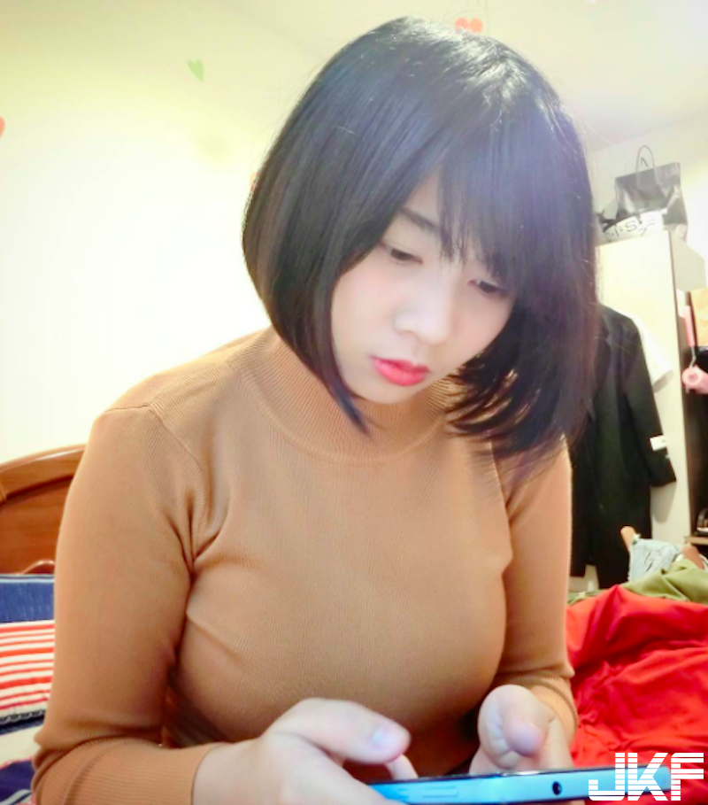 太猛啦！短髮「爆乳正妹」好兇！乳量滿滿看起來「制服都要爆了」！
