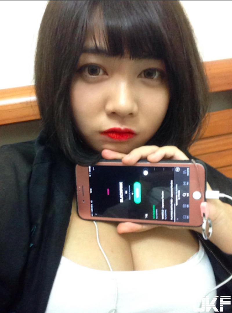 太猛啦！短髮「爆乳正妹」好兇！乳量滿滿看起來「制服都要爆了」！