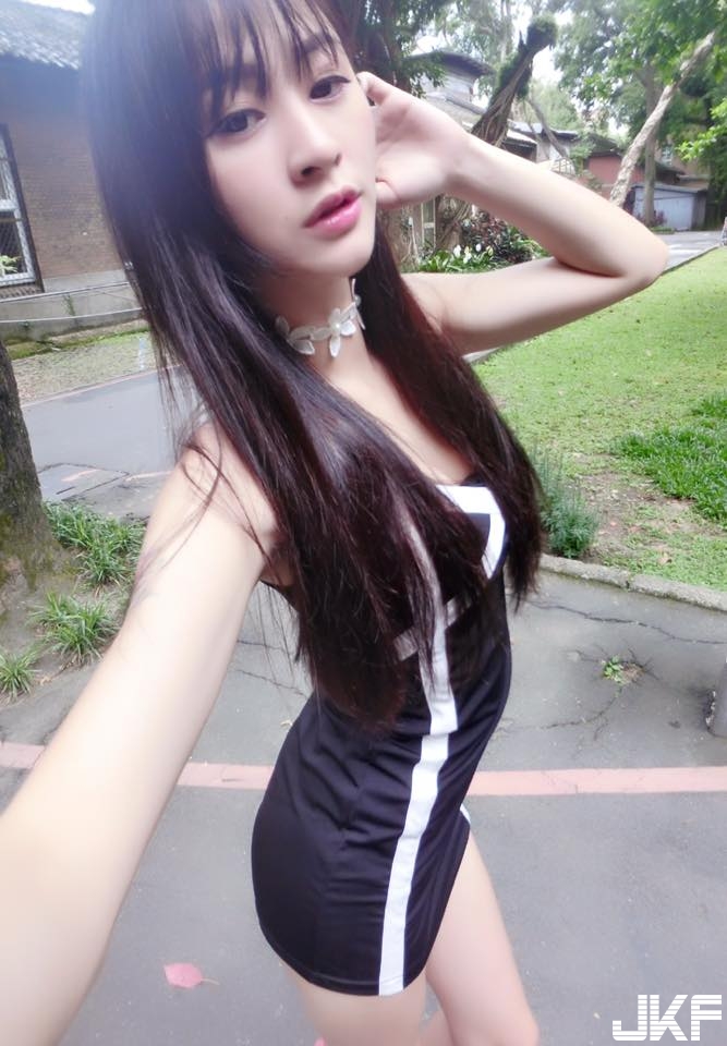 戀愛了啦！球場邊發現「超長腿正妹」，轉過頭後發現「正面也超澎派」！