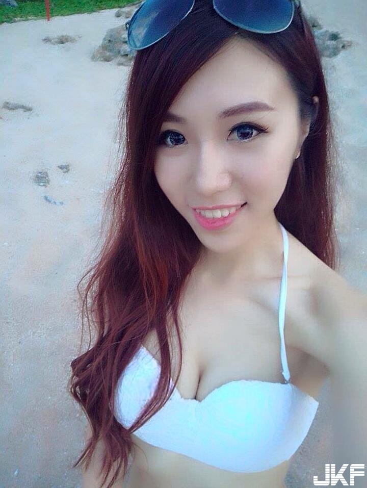 鄰家女孩凱欣笑容甜死人！「渾圓美乳」讓人一秒戀愛，被她完美身材融化了！