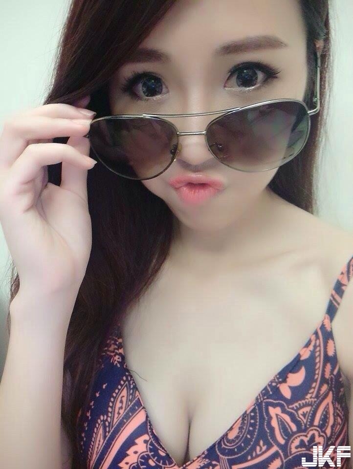 鄰家女孩凱欣笑容甜死人！「渾圓美乳」讓人一秒戀愛，被她完美身材融化了！