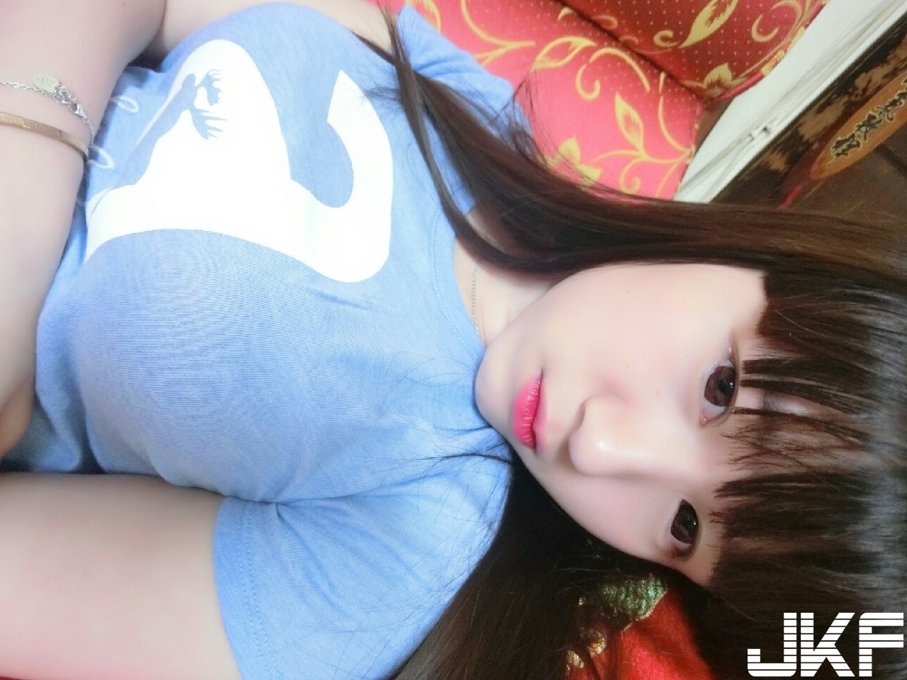 147公分「超胸狠」小隻馬！才高中就發育良好，制服都快被撐爆了！