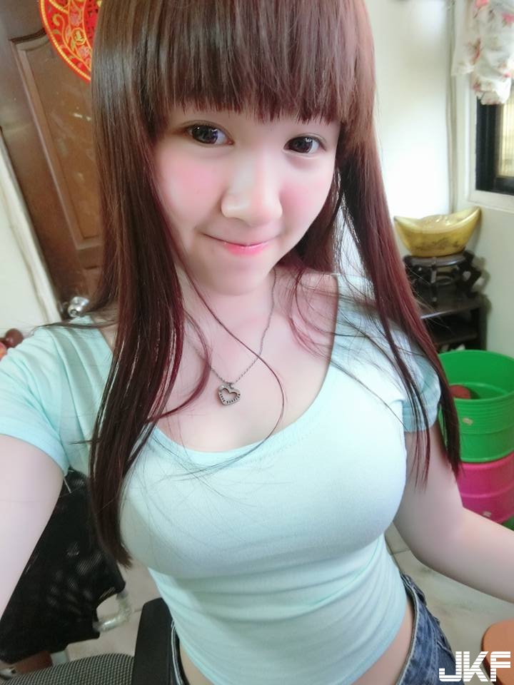 147公分「超胸狠」小隻馬！才高中就發育良好，制服都快被撐爆了！