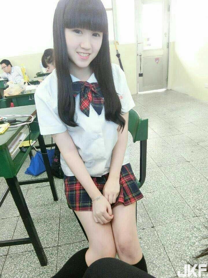 147公分「超胸狠」小隻馬！才高中就發育良好，制服都快被撐爆了！