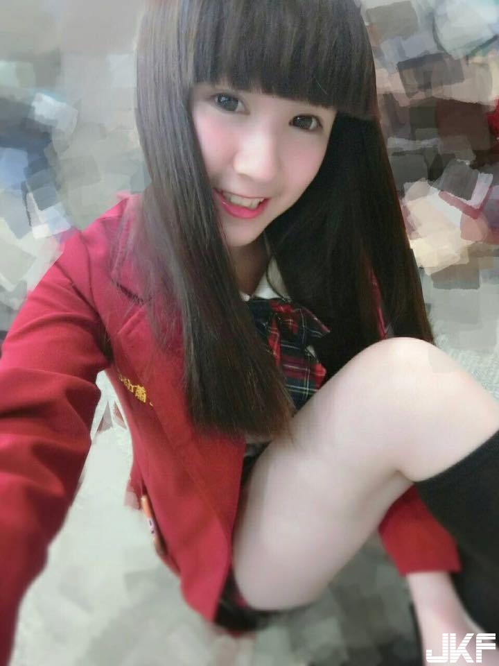 147公分「超胸狠」小隻馬！才高中就發育良好，制服都快被撐爆了！