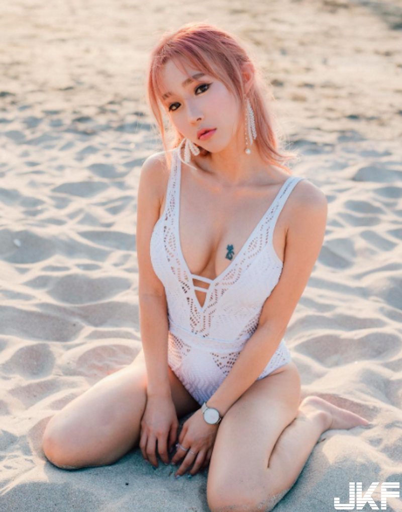 沙灘上「運動系奶妹」！曲線苗條卻「胸前豐滿」！上半身陰影太邪惡了啦！