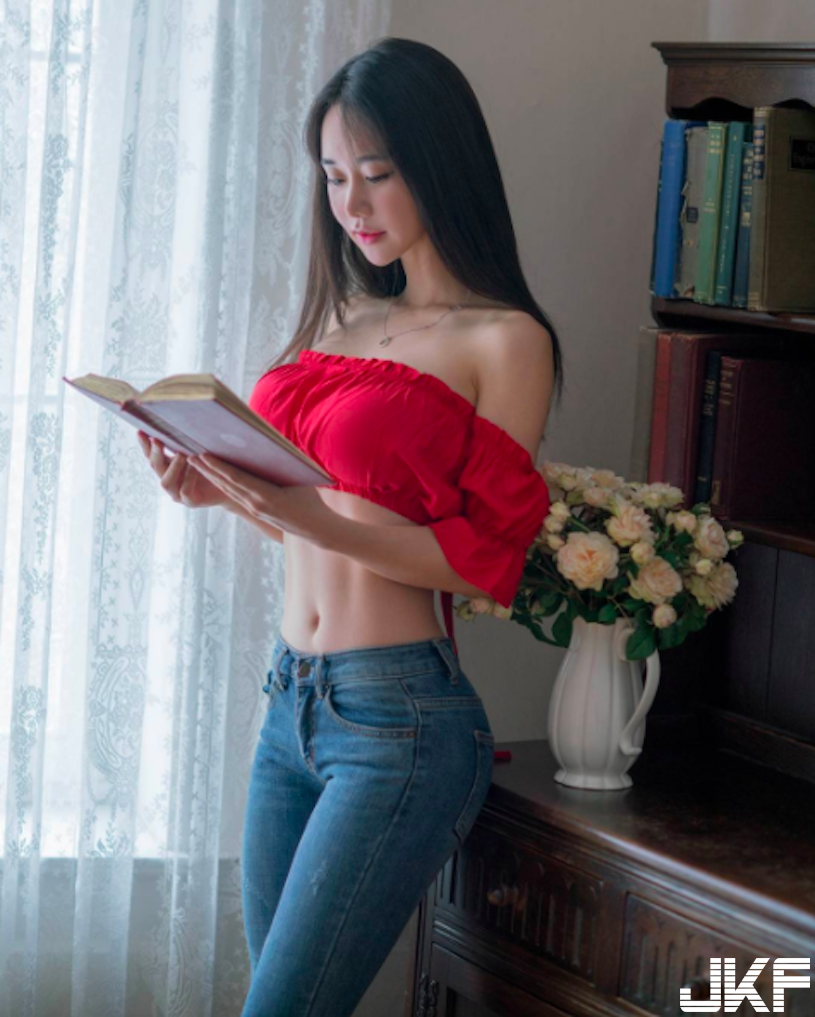 前凸後翹！網瘋傳「美腿大奶妹」輕功技術一流！超逆天「美乳畫面」讓人好興奮啊…