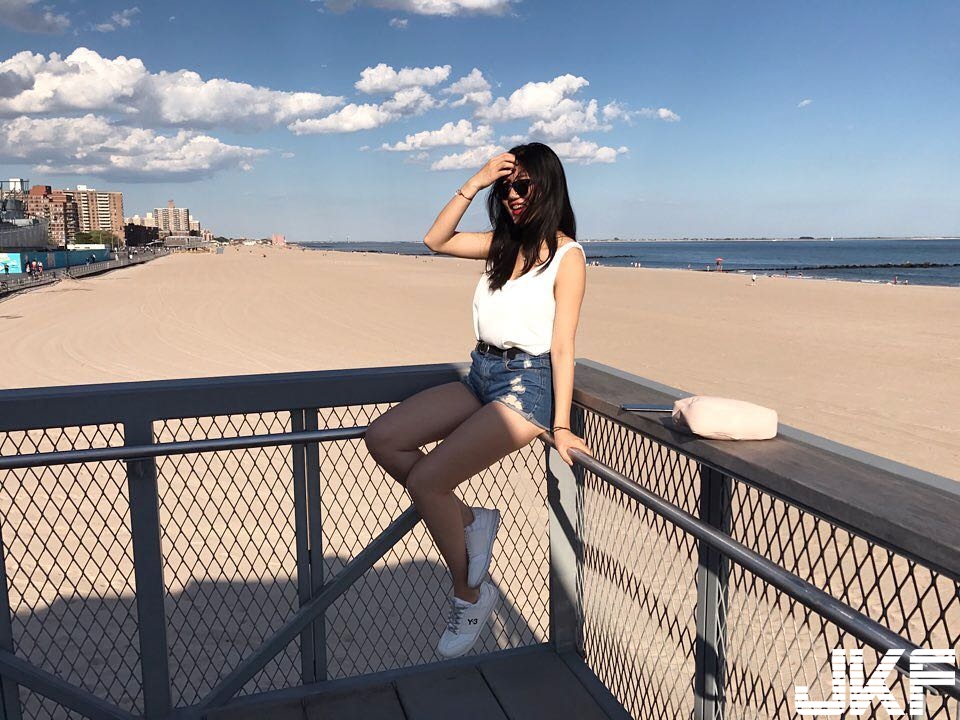 美人魚進化！「美腿辣妹」伸長腿做日光浴　極短窄裙遮不住「三角地帶」顯曝光