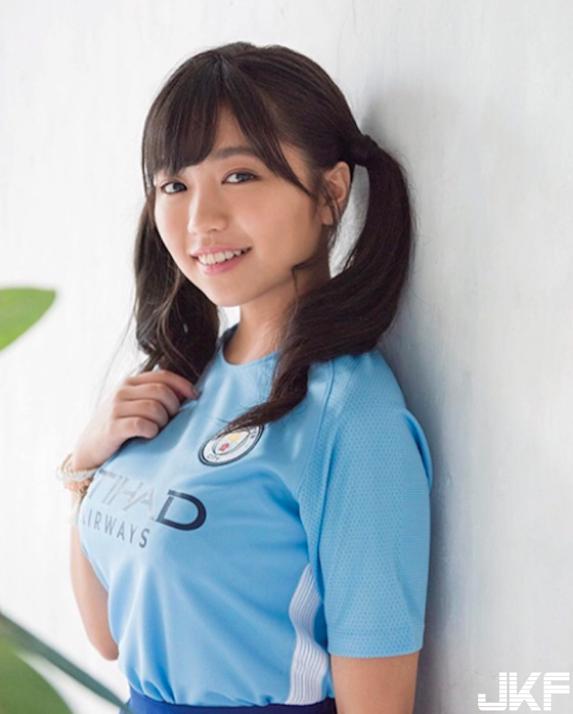 清純正妹「奶比漢堡大」，性感抿嘴舔起「白色醬汁」伸出舌頭畫面讓路人都凍未條啦～
