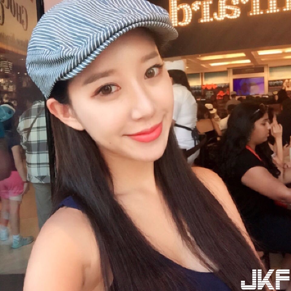 正妹「壓乳打招呼」！胸前那條深不見底…讓人忍不住「探頭」往下看