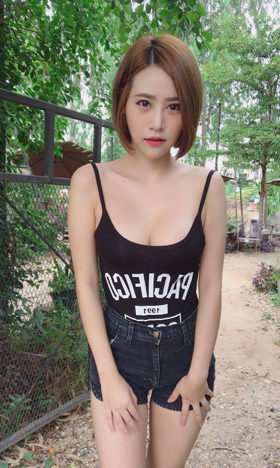 「雪白嫩乳」上下跳動！「巨乳正妹」乳浪深溝的魔力沒有男人擋得住！