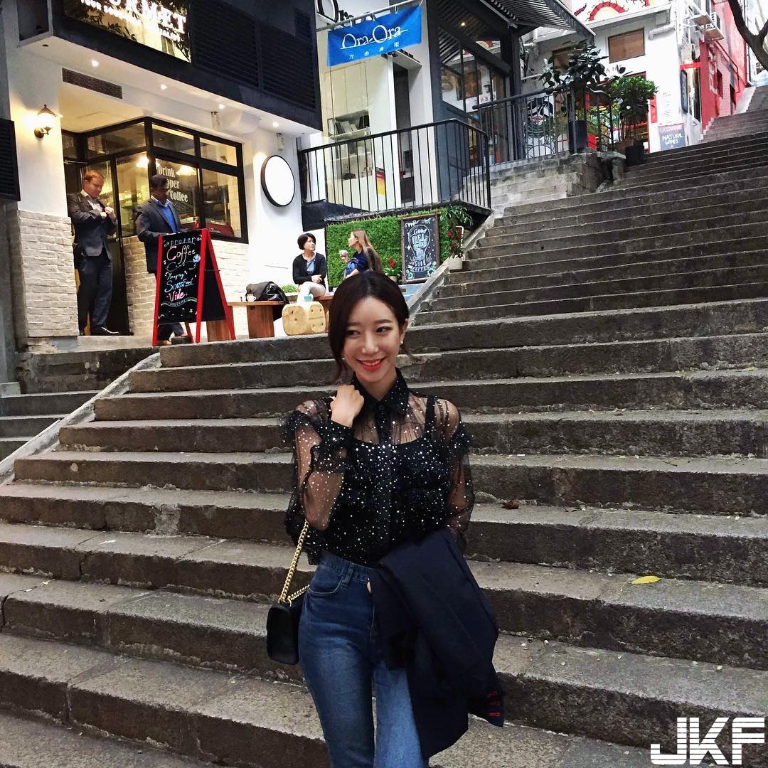 正妹「壓乳打招呼」！胸前那條深不見底…讓人忍不住「探頭」往下看
