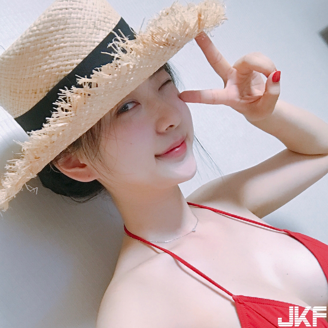 這球太重！正妹衣服往上撩「飽滿肉球」從眼前跳出，理智線瞬間全斷光…