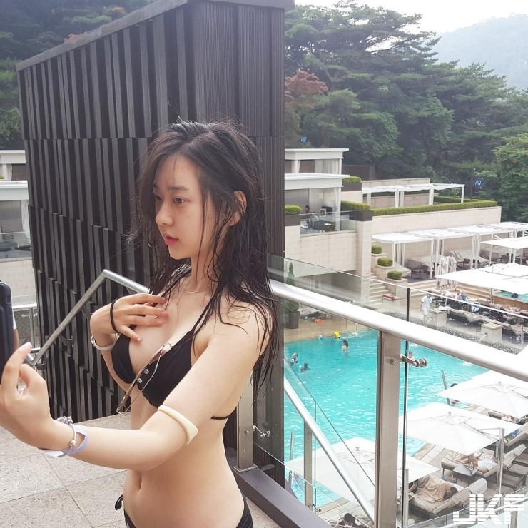 這球太重！正妹衣服往上撩「飽滿肉球」從眼前跳出，理智線瞬間全斷光…