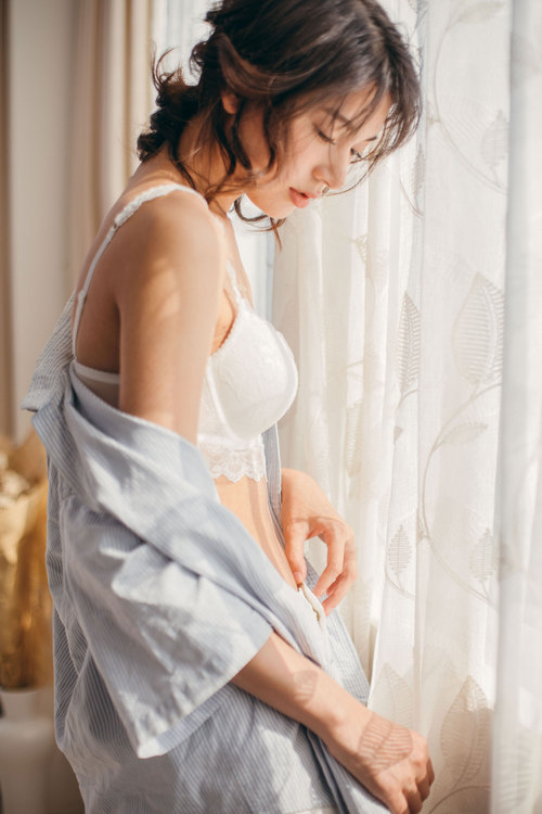 輕柔的挑逗！「超高顏值正妹」性感胴體點綴白色蕾絲，好想變成陽光灑在她身上！