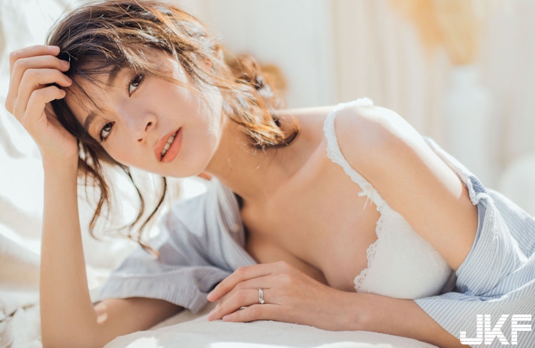 輕柔的挑逗！「超高顏值正妹」性感胴體點綴白色蕾絲，好想變成陽光灑在她身上！