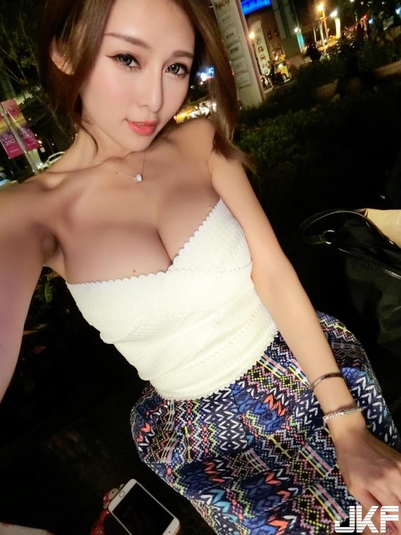 太猛了！路邊驚見「超胸E奶辣妹」釋放傲人乳量！爆乳投放「深夜炸彈」畫面逼死人啊…