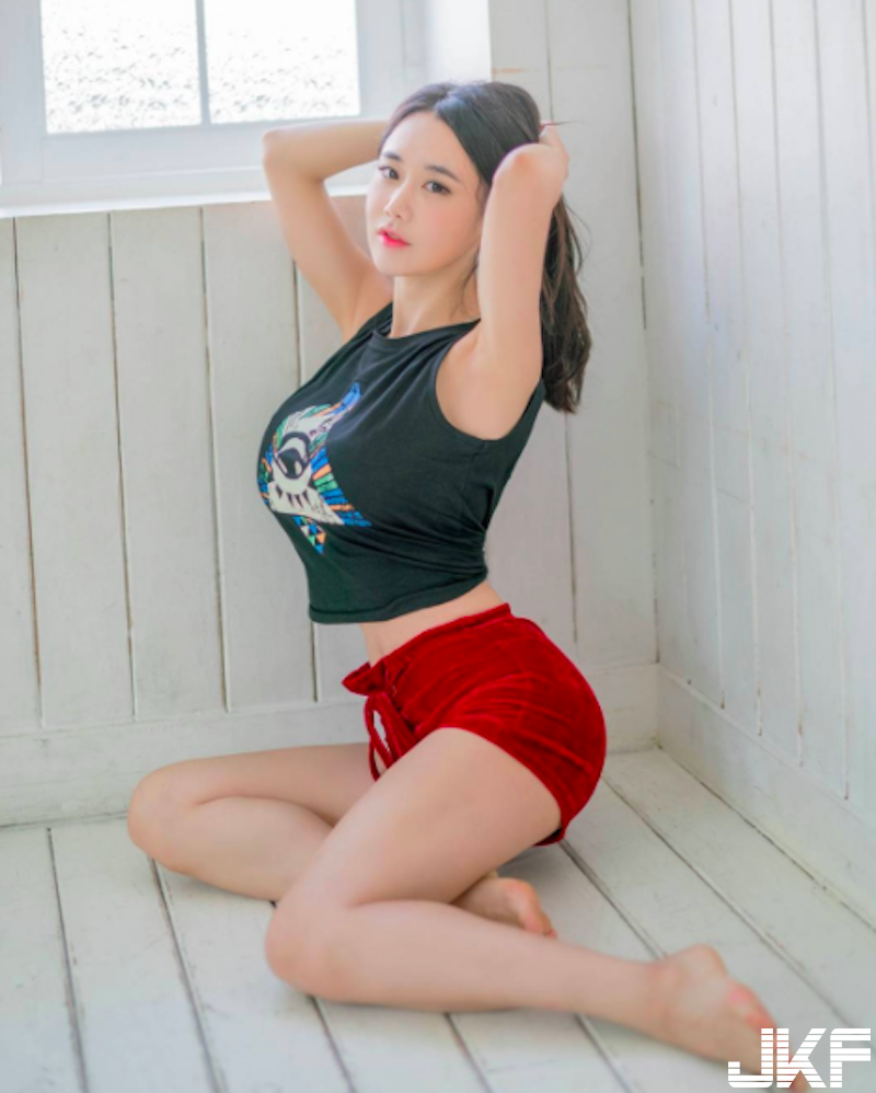 緊身短裙「爆乳正妹」！蹲下後「Ｓ型身材」更明顯！前凸後翹真的太猛了啦！