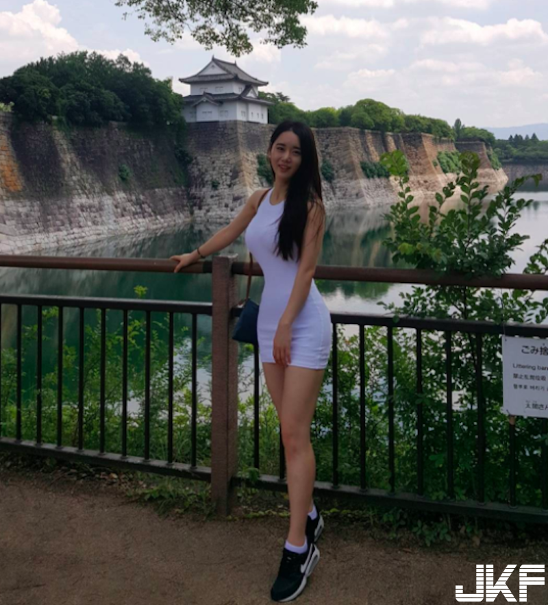 緊身短裙「爆乳正妹」！蹲下後「Ｓ型身材」更明顯！前凸後翹真的太猛了啦！