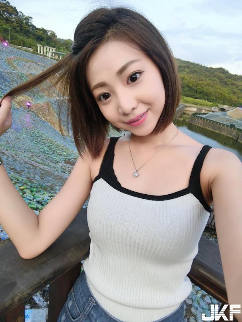 深溝正妹領口太低，美乳不經意露出，大家都想找她買保單了！