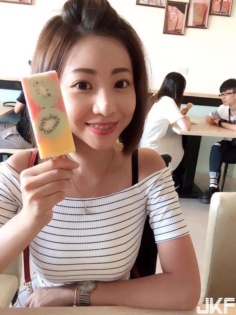 深溝正妹領口太低，美乳不經意露出，大家都想找她買保單了！