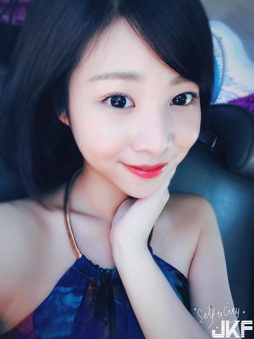 深溝正妹領口太低，美乳不經意露出，大家都想找她買保單了！