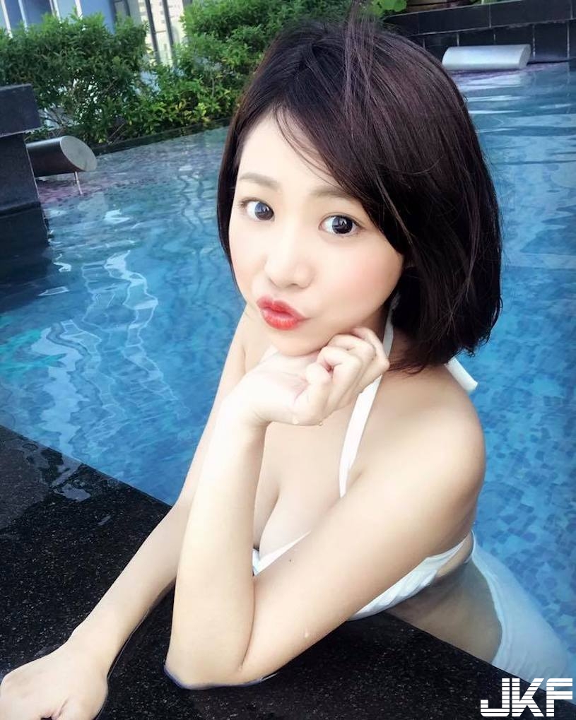 深溝正妹領口太低，美乳不經意露出，大家都想找她買保單了！