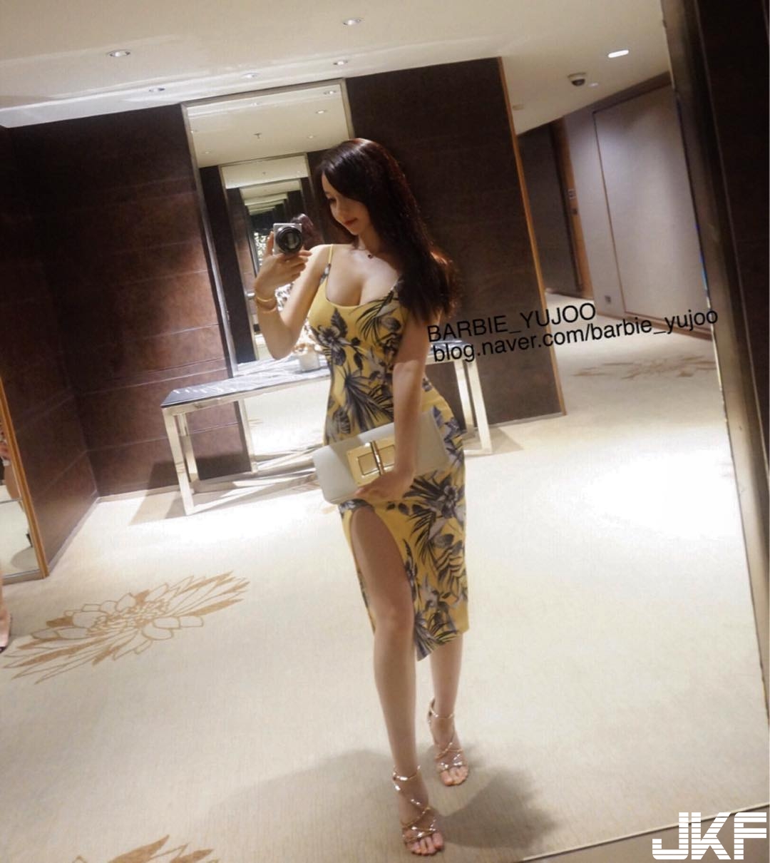 點餐啦！「白皙奶妹」深V上衣意外滑落…服務生給我來雙份「大肉包」！