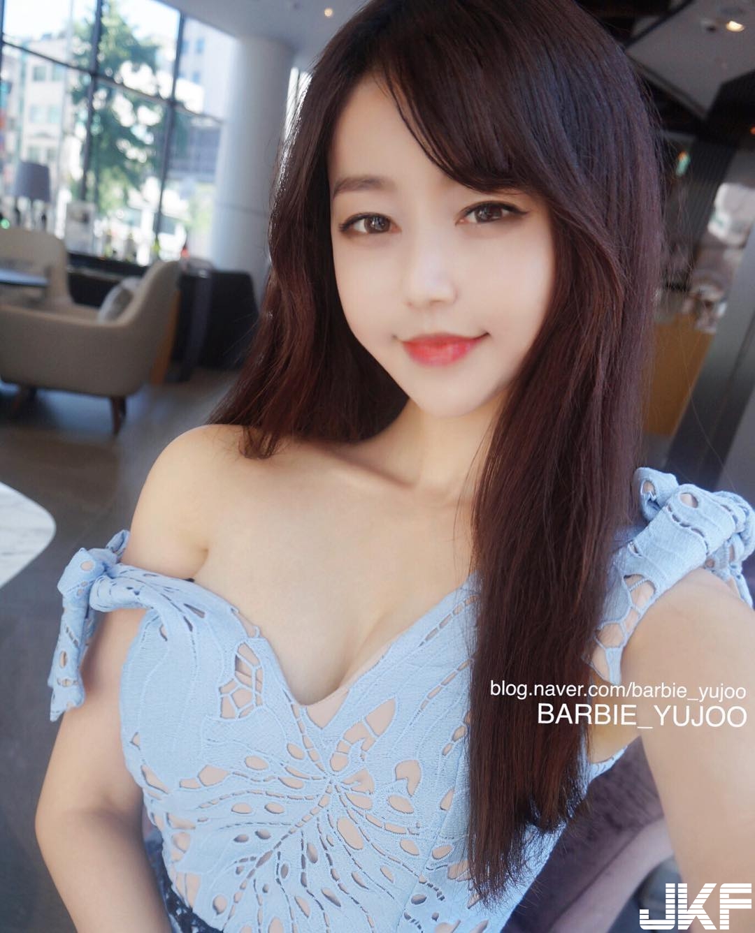 點餐啦！「白皙奶妹」深V上衣意外滑落…服務生給我來雙份「大肉包」！