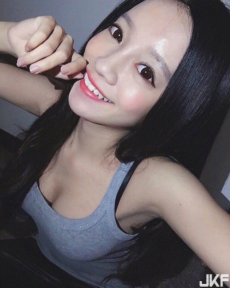 超兇「螞蟻腰」白嫩正妹！一手可掌握的細腰不得了，白色比基尼「長輩快炸出來」！