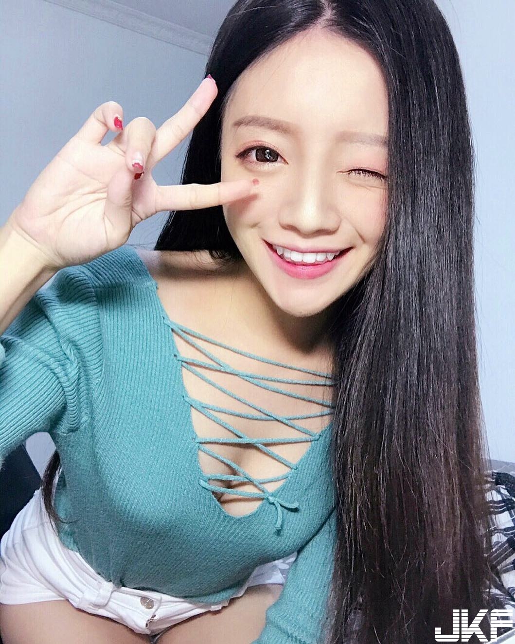超兇「螞蟻腰」白嫩正妹！一手可掌握的細腰不得了，白色比基尼「長輩快炸出來」！