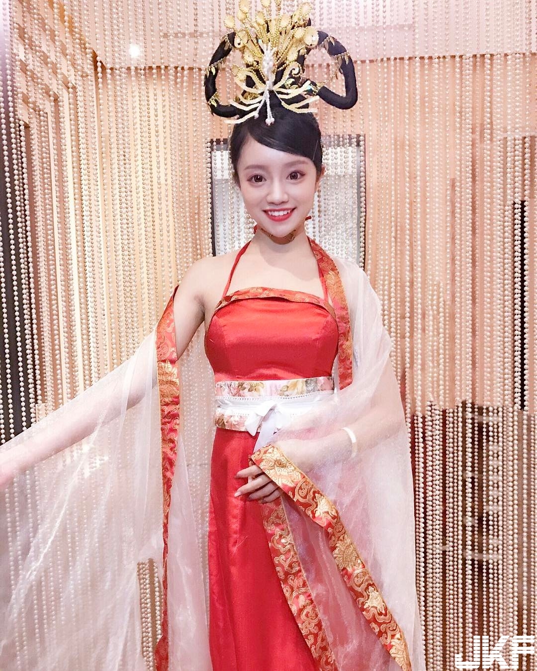 超兇「螞蟻腰」白嫩正妹！一手可掌握的細腰不得了，白色比基尼「長輩快炸出來」！