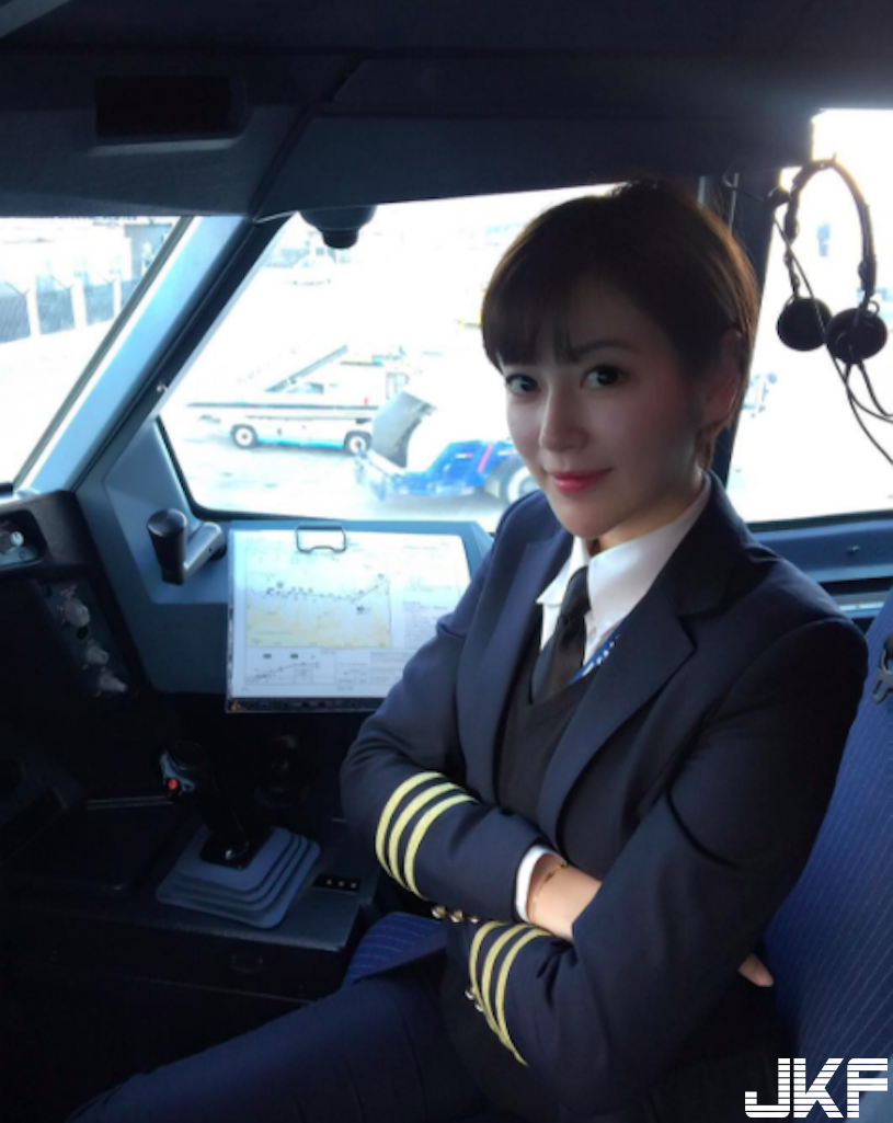網路瘋傳「最美航空機長」高顏值讓人魂都飛了！風靡全球的「優質外型」比空姐還正了&#8230;