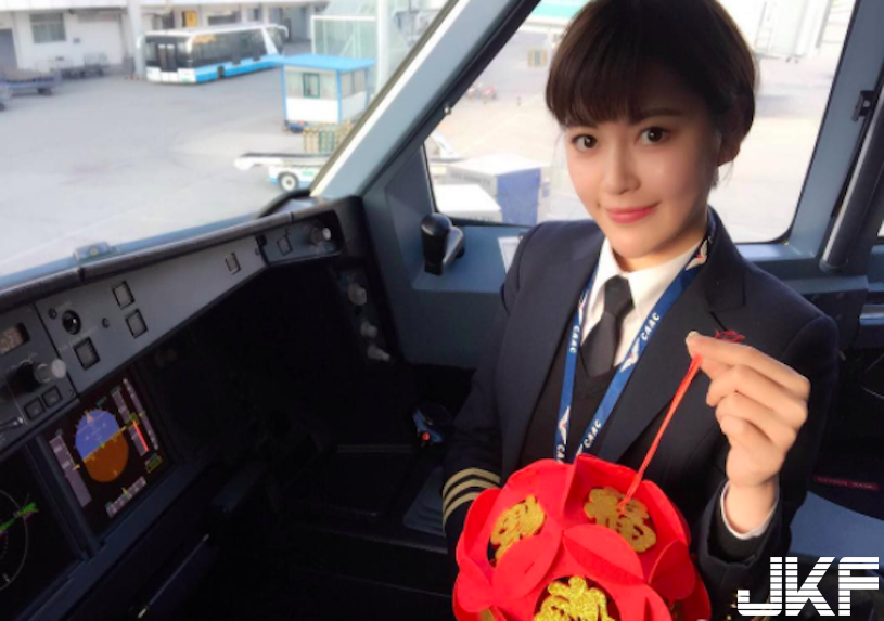 網路瘋傳「最美航空機長」高顏值讓人魂都飛了！風靡全球的「優質外型」比空姐還正了&#8230;