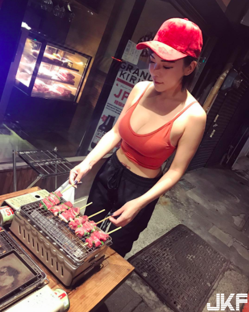 「爆乳辣妹」路邊賣串燒！性感火辣「大奶細腰」太誘人！好想來一份饅頭夾肉！