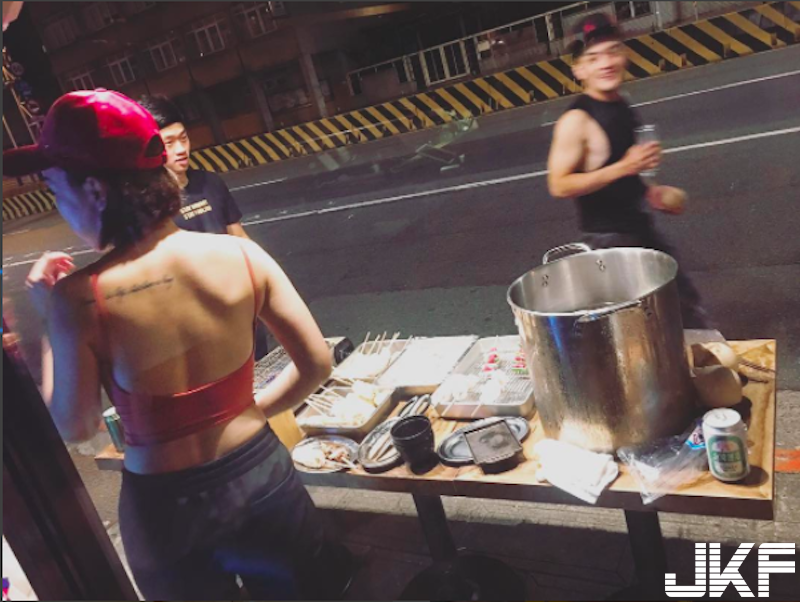 「爆乳辣妹」路邊賣串燒！性感火辣「大奶細腰」太誘人！好想來一份饅頭夾肉！