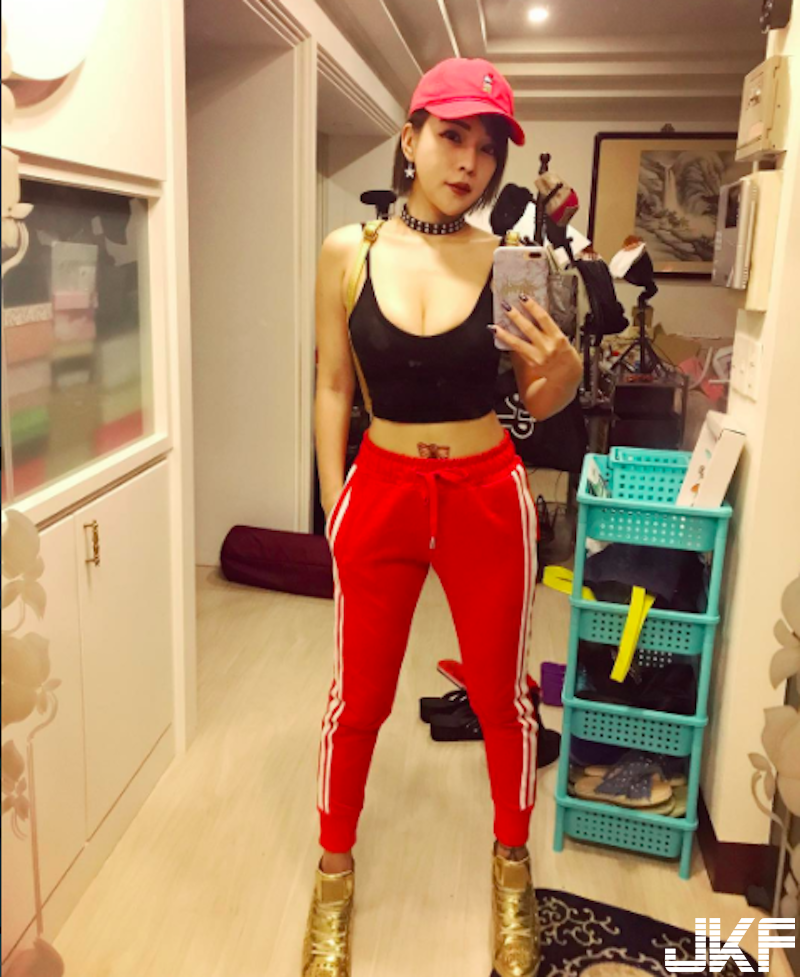「爆乳辣妹」路邊賣串燒！性感火辣「大奶細腰」太誘人！好想來一份饅頭夾肉！