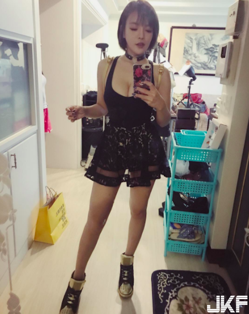 「爆乳辣妹」路邊賣串燒！性感火辣「大奶細腰」太誘人！好想來一份饅頭夾肉！