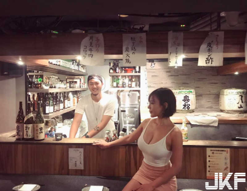 「爆乳辣妹」路邊賣串燒！性感火辣「大奶細腰」太誘人！好想來一份饅頭夾肉！