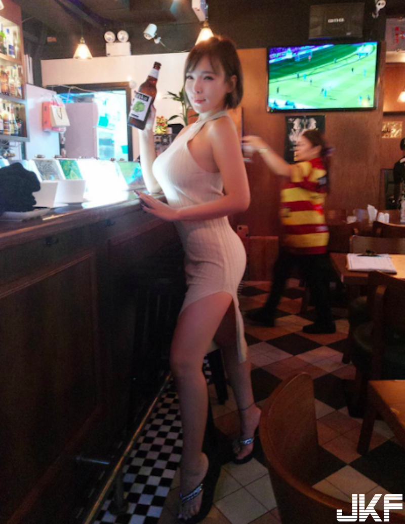 「爆乳辣妹」路邊賣串燒！性感火辣「大奶細腰」太誘人！好想來一份饅頭夾肉！