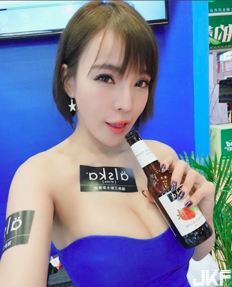 「爆乳辣妹」路邊賣串燒！性感火辣「大奶細腰」太誘人！好想來一份饅頭夾肉！