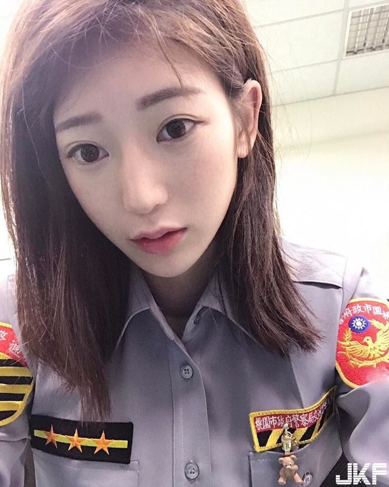 台灣最正無誤！甜美大眼女警正到「引發暴動」還有超驚人「Ｓ曲線」讓網友受不了！