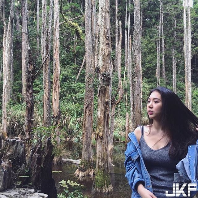 巨乳登山妹！爬山戴上兩顆「大饅頭」包包背帶好壓胸，長輩看的好緊繃不能呼吸了！